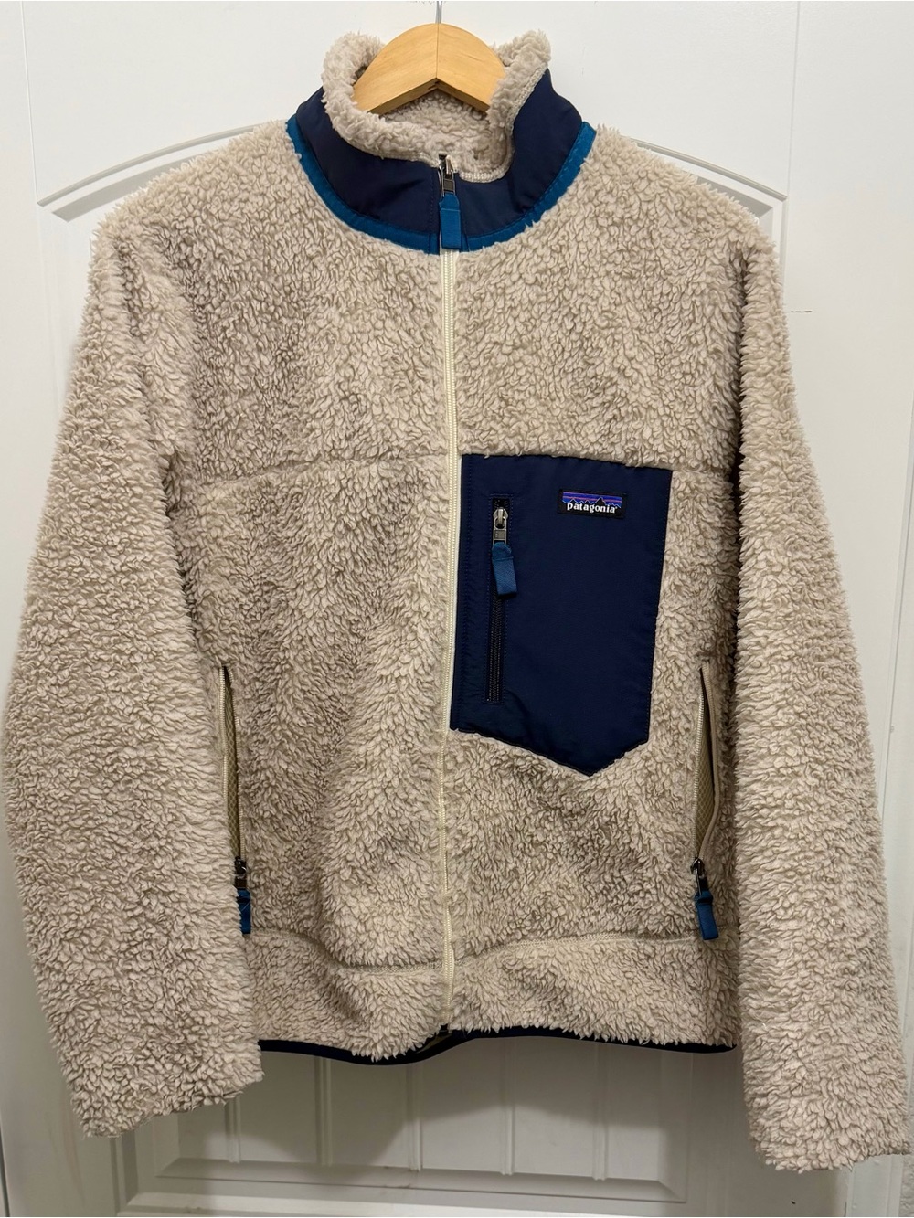 Patagonia Men's Classic Retro-X Fleece Jacket,  Natural/Navy Size M, Style 23056